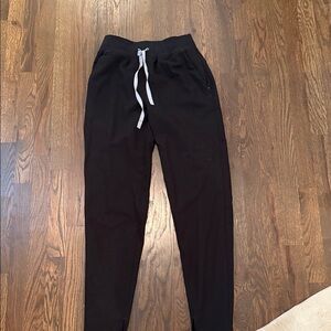 FIGS black scrub bottoms, tailored fit